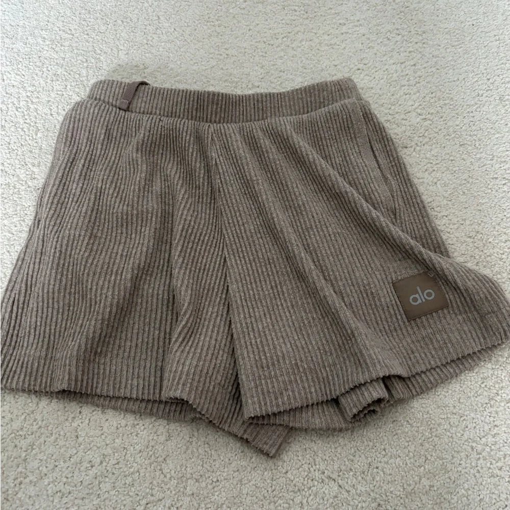 ALO Yoga Ribbed Lounge Shorts in Taupe